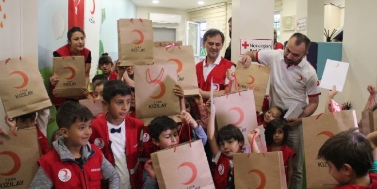 Türk Kızılay’ından çocuklara bayramlık kıyafet yardımı