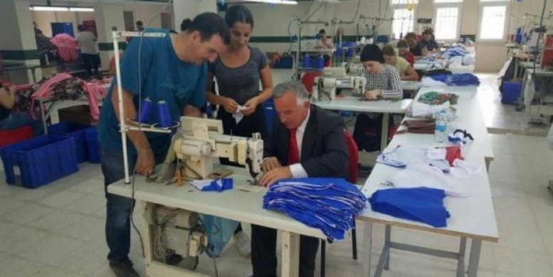 Belediye başkanı makinenin başına oturdu, dikiş dikti