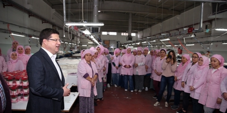 Başkan Subaşıoğlu'ndan kadın tekstil işçilerine 8 Mart süprizi