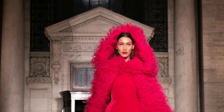 Bella Hadid, Oscar de la Renta defilesinde