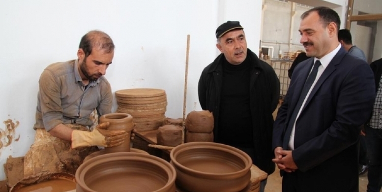 Vali Kaldırım, tekstil ve çömlek fabrikalarını inceledi