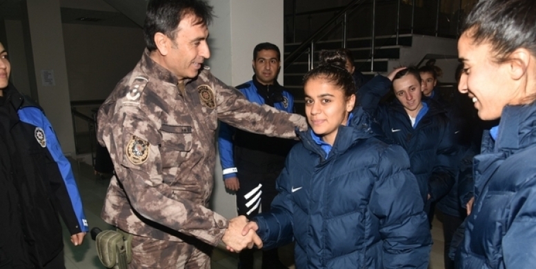 Hakkari polisinden kadın sporculara giyim desteği