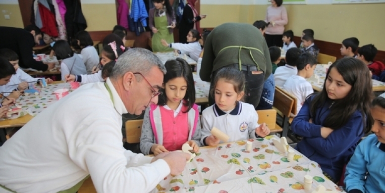 Çocuklar kendi oyuncağını kendisi yapıyor