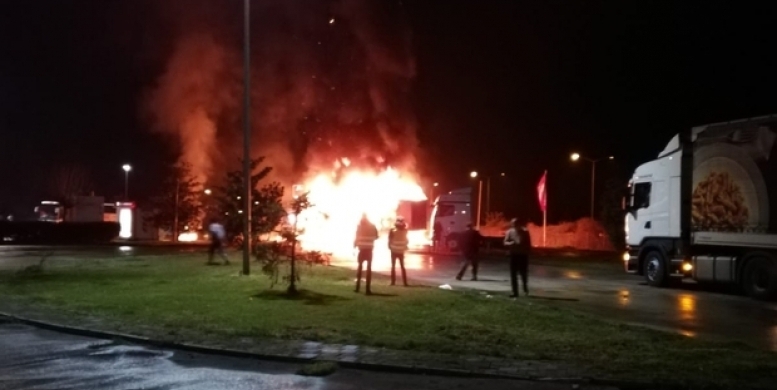 Dinlenme tesisine park ettiği tekstil yüklü tır alev alev yandı