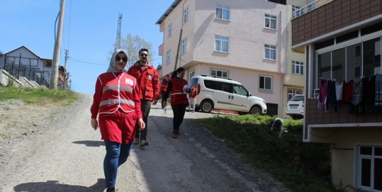 Kızılay'dan ihtiyaç sahiplerine giysi ve gıda yardımı