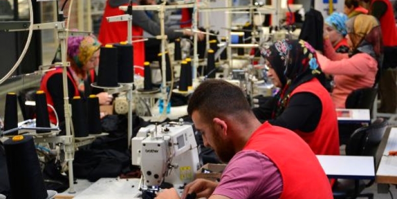 Tokat'ta tekstil fabrikası, çalışanlarına yüzde 10 zam yaptı